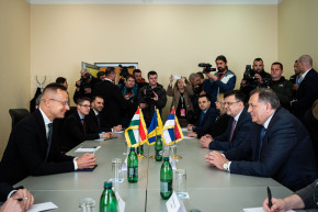 Szijjártó Brüsszelnek: Ideje leszállni a magas lóról