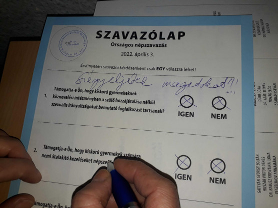 Megbírságolták az érvénytelen népszavazásra buzdító civil szervezeteket