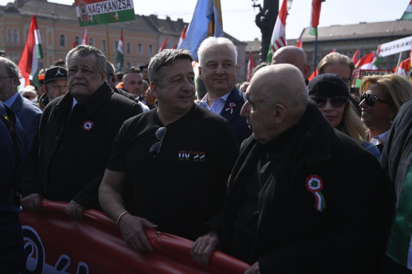 Bayer Zsolt: Szar alakok