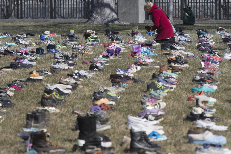 Cipők a törvényhozás washingtoni épülete előtt