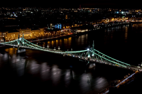 Hidak két part között – Szász János az Ötösben