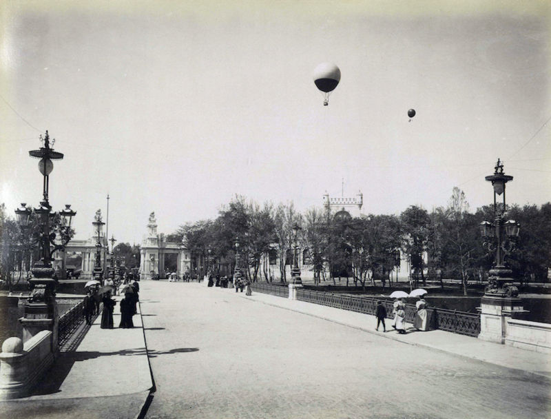 Millenniumi kiállítás: Városligeti híd, a magasban hőlégballon. 1896.