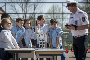 Elítélték az iskolaőrt, aki hangoskodásért szorongatta meg egy gyerek nyakát