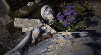 Amikor meghalnak a szobrok – Szénási Sándor jegyzete