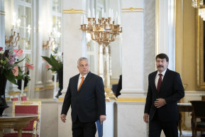 Ma mindenki leteszi az esküt a parlamentben, egy valakit kivéve