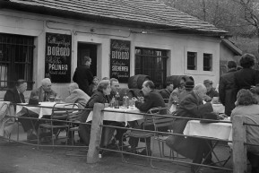 Kilencen a kocsmában - Selmeci János jegyzete
