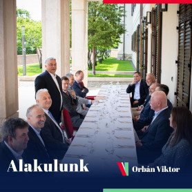 Lázárral, Navracsiccsal mutatta meg az új kormányt Orbán