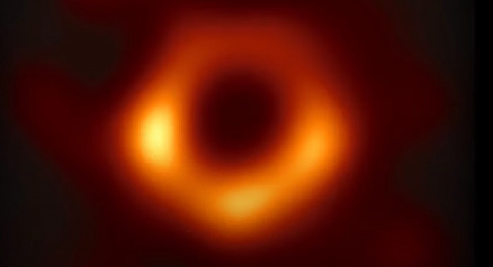 EHT: Először készült fotó a galaxisunk közepén elhelyezkedő fekete lyukról