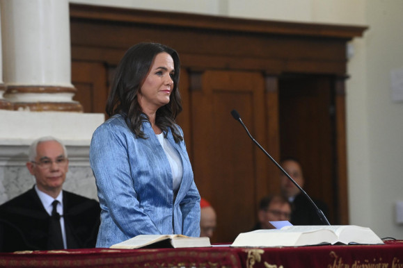 Nagy felhajtással iktatták be Novák Katalint