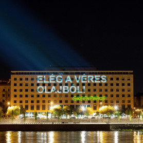 A Greenpeace Orbánnak: Elég a véres olajból!