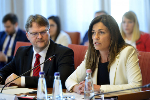 Kivételes pillanat: a kormány civil szervezetekkel konzultált