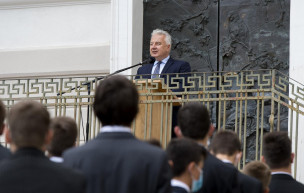 Tanárhiány: másik településre kényszerülnek a balatonfüredi diákok