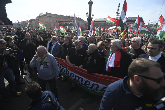 Logókért adott százmilliókat a békemenetes CÖF-nek az állami Szerencsejáték