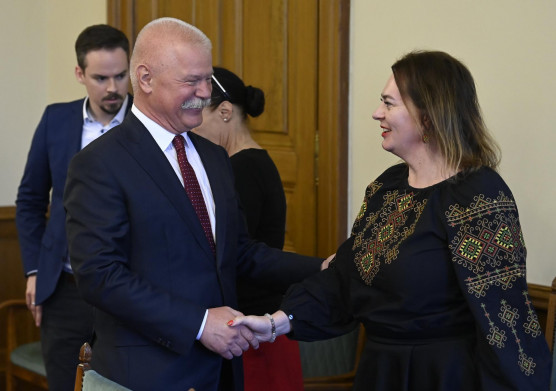 Az ukrán nemzetiségi képviselő beszédével kezdődik a parlament