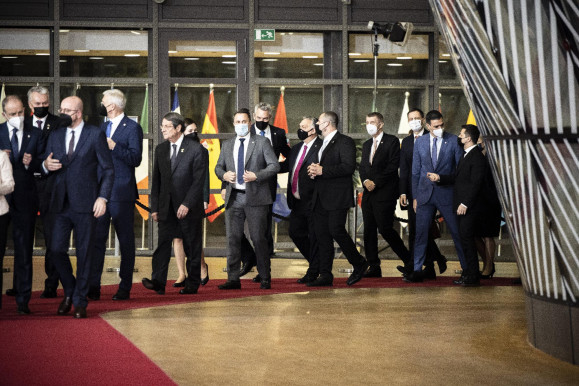 Négy focicsapatnyi EP-képviselő fordult Orbánhoz