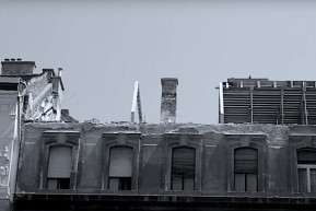 Fél szemmel a homlokzatot kémlelve – Kárpáti Iván jegyzete