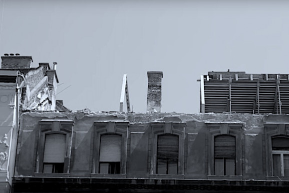 Fél szemmel a homlokzatot kémlelve – Kárpáti Iván jegyzete