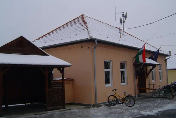 Lába kelt a falu pénzének, de a polgármesternek is