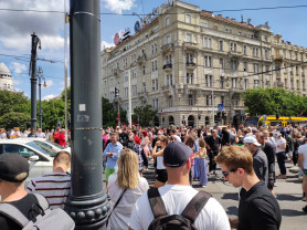 A rendőrök elhurcoltak egy tüntetőt