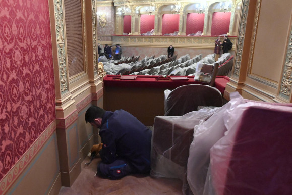 Máris beázott a felújított Operaház, pereg a festék