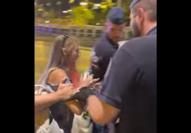 Bilincsben vitték el a kutyapárt vezetőit a tüntetésről