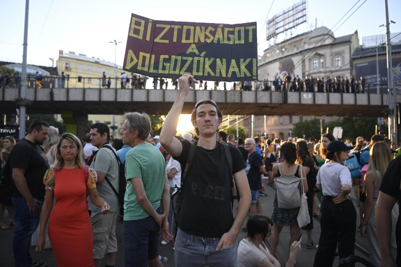 A Momentum tüntetése a kata módosítása ellen Budapesten