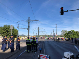 A Margit hídon megindult a forgalom, a Kossuth téren folytatják a tüntetők