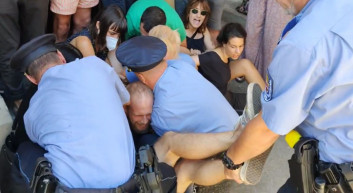 Sokkolót is bevetettek a rendőrök az élőlánc ellen egy 15. kerületi kilakoltatásnál