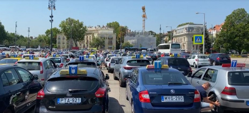 Vezetésoktatók tüntettek a katatörvény ellen a Hősök terén