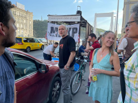 Elfoglalták a tüntetők az Erzsébet hidat 