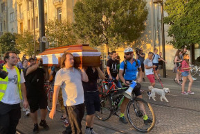 Feloszlatták hétfő este a rendőrök a budapesti tüntetést