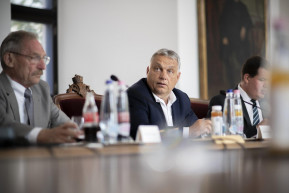 Több órán át egyeztetett Orbán Pintérrel a 
