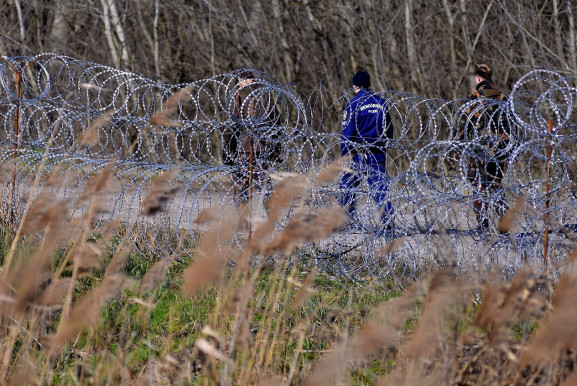 Vascsővel leütötte, aztán kirabolta a török határsértőt az önkéntes határőr