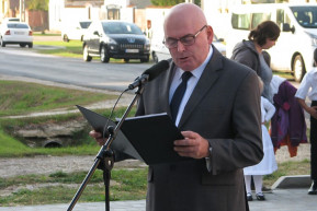 Négy gyerekkel mehetnek az utcára, a polgármesteré lett a házuk