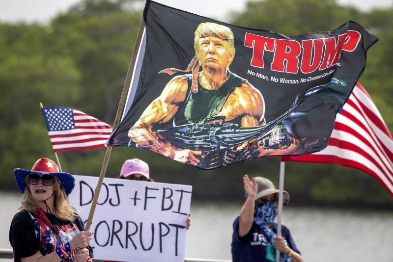 Tüntetés Donald Trump floridai otthonánál