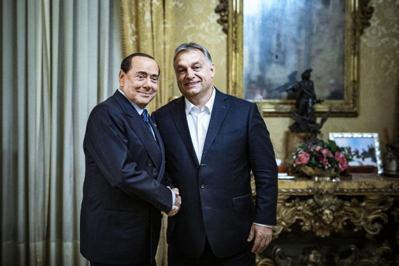 A második sorban, San Marino régenskapitányai mögött ülhet Orbán Berlusconi búcsúztatásán