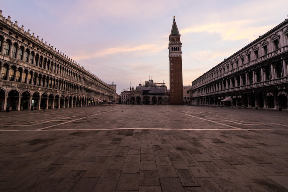 Egyedül a Szent Márk téren – Szénási Sándor jegyzete