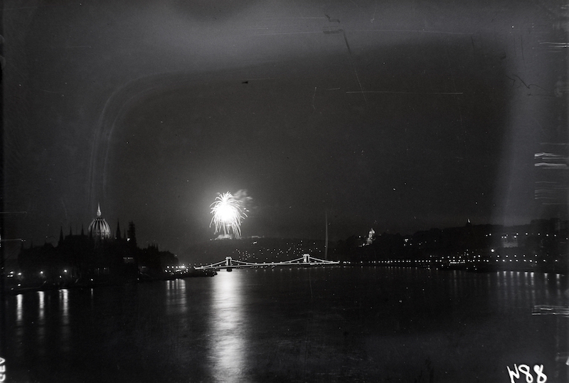 Látkép a Margit hídról a Gellért-hegy felé, az 1938. augusztus 20-i tűzijáték alkalmával. Előtérben a Parlament és a Széchenyi Lánchíd. 