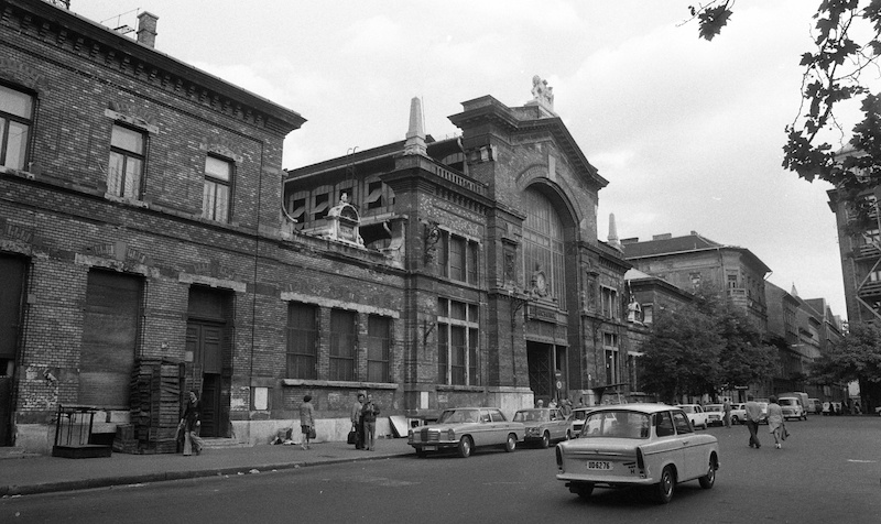 Rákóczi tér, vásárcsarnok, főbejárat 1977-ben. Jobbra a a Német utca torkolata.