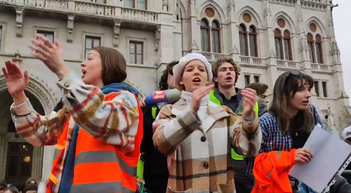 Diákok tiltakoztak a Ferenciek terén