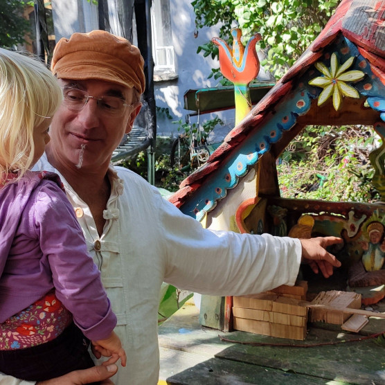 Térbeli mesekönyveket készít