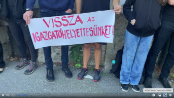 Élőlánccal tiltakoznak iskoláknál