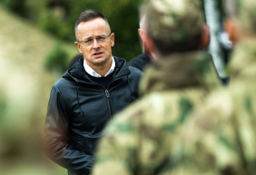 Szijjártó: A magyar pilóták úgy védjenek minket, ha oroszokkal találkoznak, hogy el ne pattanjon a húr!