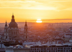 Színház napfelkeltekor a Gellért-hegy fái között