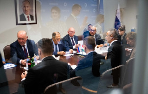 Szijjártó egy Putyin-fotó alatt egyeztetett Lavrovval