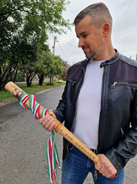 Jakab baseballütővel indult a Parlamentbe