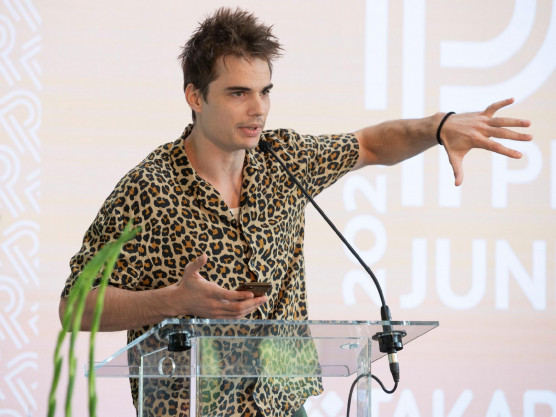 Nekimentek a juniorprimások a cenzúrázott színésznek