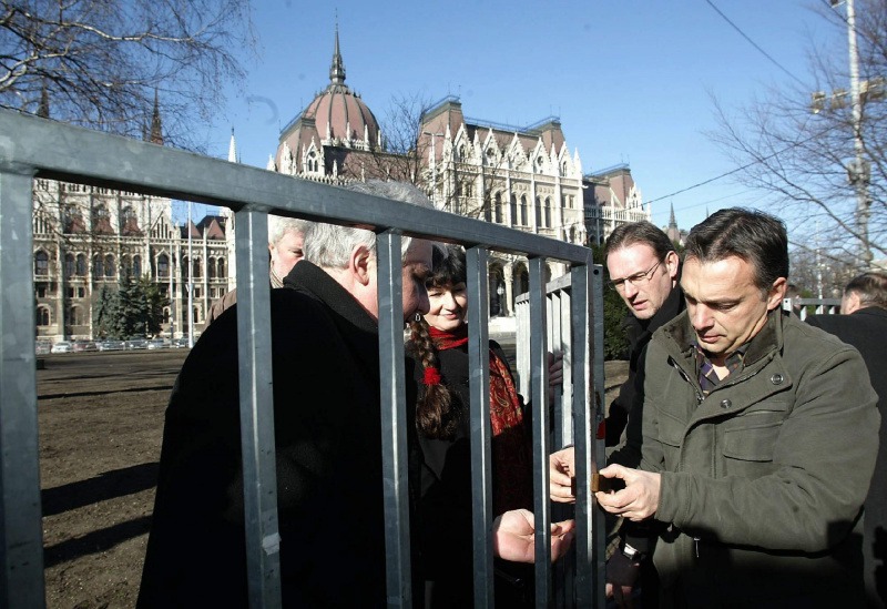 Fidesz - Képviselők elbontották a Kossuth téri kordont