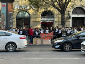 Élőlánccal tüntettek diákok tanáraikért Budapesten