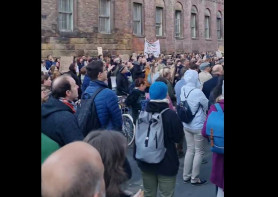 Százak tüntetnek a budai tankerület előtt